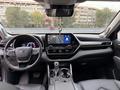 Toyota Highlander 2023 года за 33 000 000 тг. в Алматы – фото 13
