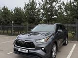 Toyota Highlander 2023 года за 33 000 000 тг. в Алматы