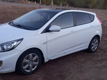 Hyundai Solaris 2012 года за 3 500 000 тг. в Уральск – фото 2