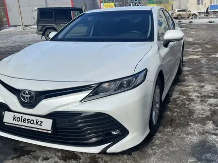Toyota Camry 2020 года за 14 500 000 тг. в Уральск – фото 2