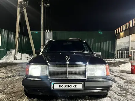 Mercedes-Benz E 230 1990 года за 1 850 000 тг. в Алматы