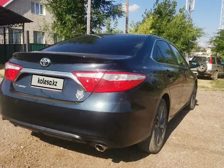 Toyota Camry 2017 года за 6 700 000 тг. в Актобе – фото 4