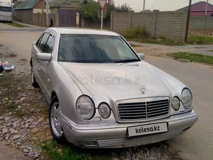 Mercedes-Benz E 240 1999 года за 3 100 000 тг. в Шымкент – фото 3