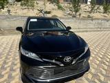 Toyota Camry 2020 года за 17 500 000 тг. в Актау – фото 2