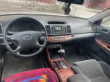 Toyota Camry 2003 года за 5 300 000 тг. в Актобе – фото 3