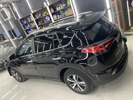 Toyota RAV4 2018 года за 12 200 000 тг. в Актау – фото 3