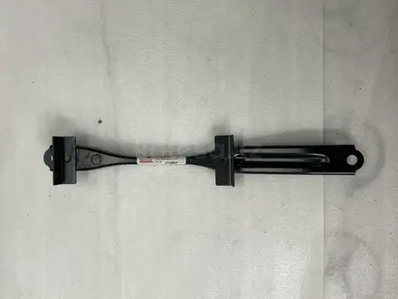 Крепеж аккум-ый Батареи на Toyota Camry за 15 000 тг. в Шымкент