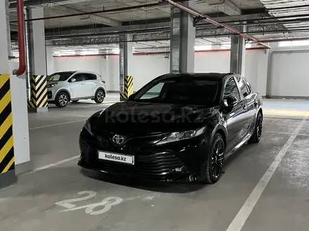 Toyota Camry 2019 года за 14 500 000 тг. в Атырау – фото 2