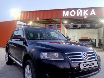 Volkswagen Touareg 2006 года за 5 300 000 тг. в Семей – фото 19