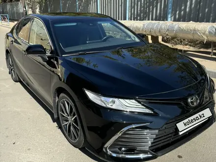 Toyota Camry 2022 года за 16 200 000 тг. в Жезказган