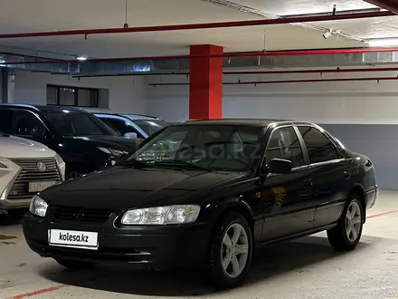 Toyota Camry 2001 года за 3 400 000 тг. в Астана