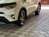 Toyota RAV4 2018 года за 12 500 000 тг. в Шымкент – фото 3