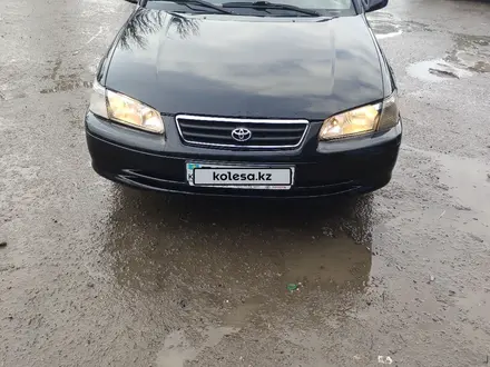 Toyota Camry 2000 года за 4 000 000 тг. в Шу – фото 2