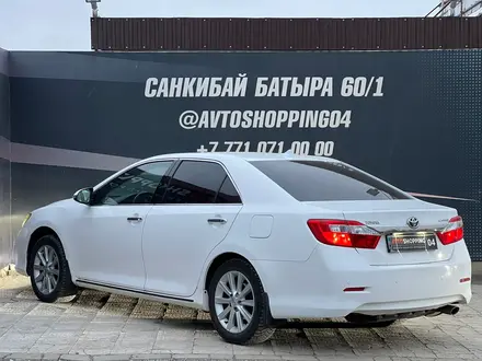 Toyota Camry 2013 года за 10 490 000 тг. в Актобе – фото 2