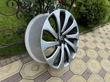 Оригинальные диски R23 на Range Rover (L460) с 2022 года за 1 400 000 тг. в Алматы – фото 3