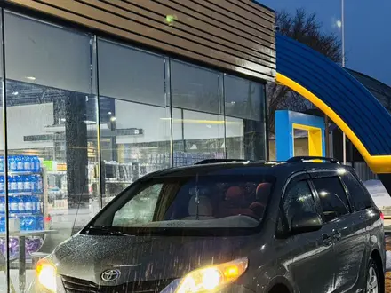 Toyota Sienna 2010 года за 10 800 000 тг. в Алматы – фото 2