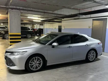 Toyota Camry 2019 года за 14 000 000 тг. в Астана – фото 2