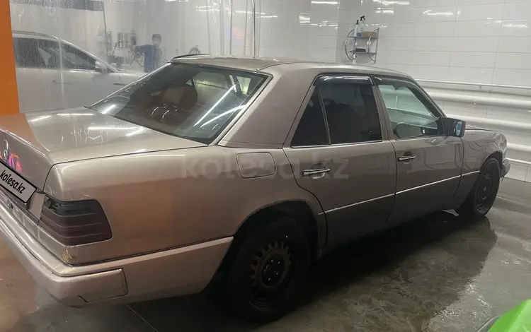 Mercedes-Benz E 220 1993 года за 1 000 000 тг. в Астана