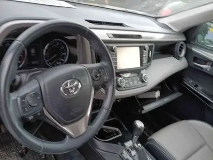 Toyota RAV4 2017 года за 9 000 000 тг. в Актобе – фото 2