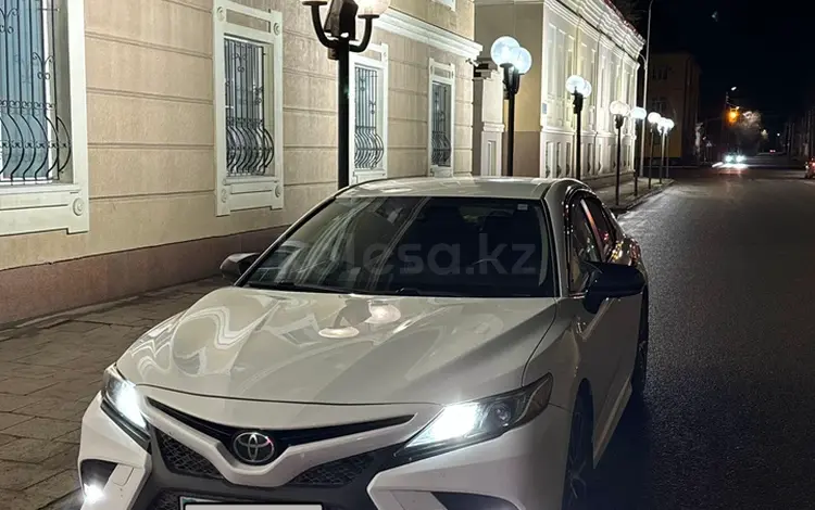 Toyota Camry 2020 года за 12 500 000 тг. в Атырау