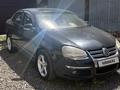Volkswagen Jetta 2006 года за 1 800 000 тг. в Караганда – фото 2