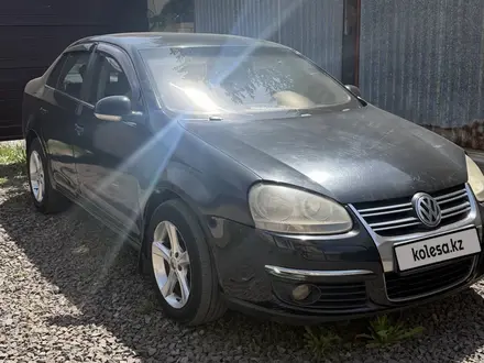 Volkswagen Jetta 2006 года за 1 800 000 тг. в Караганда – фото 2