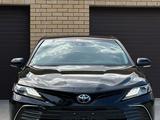 Toyota Camry 2023 годаүшін18 300 000 тг. в Актобе – фото 2