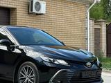 Toyota Camry 2023 года за 18 300 000 тг. в Актобе – фото 4