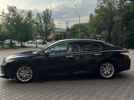 Toyota Camry 2021 года за 15 500 000 тг. в Алматы – фото 2