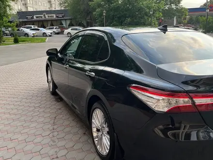 Toyota Camry 2021 года за 15 500 000 тг. в Алматы – фото 5