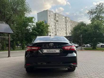 Toyota Camry 2021 года за 15 500 000 тг. в Алматы – фото 6