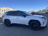 Toyota RAV4 2022 года за 20 500 000 тг. в Атырау – фото 3