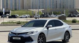 Toyota Camry 2022 года за 14 400 000 тг. в Астана