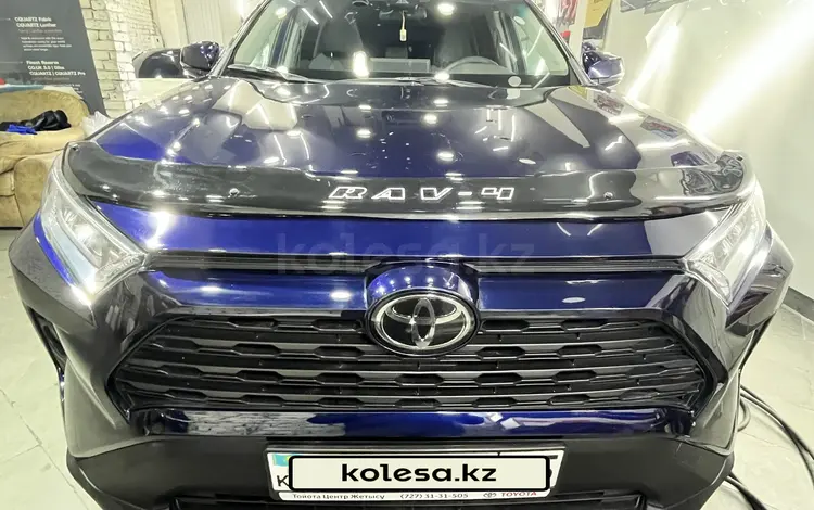 Toyota RAV4 2020 года за 14 000 000 тг. в Алматы