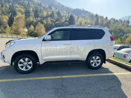 Toyota Land Cruiser Prado 2011 года за 14 450 000 тг. в Алматы – фото 2