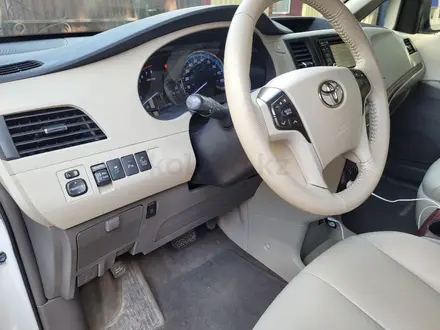 Toyota Sienna 2013 года за 8 300 000 тг. в Уральск – фото 2