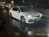 Toyota Camry 2021 года за 13 000 000 тг. в Уральск – фото 2