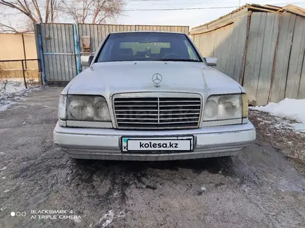 Mercedes-Benz E 220 1993 года за 2 000 000 тг. в Алматы – фото 4