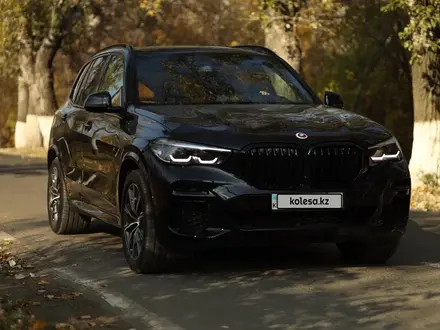BMW X5 2022 года за 50 000 000 тг. в Уральск – фото 2