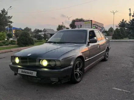 BMW 520 1990 года за 850 000 тг. в Шу – фото 2