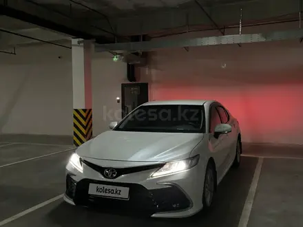 Toyota Camry 2021 года за 13 000 000 тг. в Алматы – фото 2