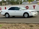 Toyota Camry 1998 года за 2 650 000 тг. в Алматы – фото 2