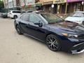 Toyota Camry 2021 года за 13 500 000 тг. в Уральск – фото 2