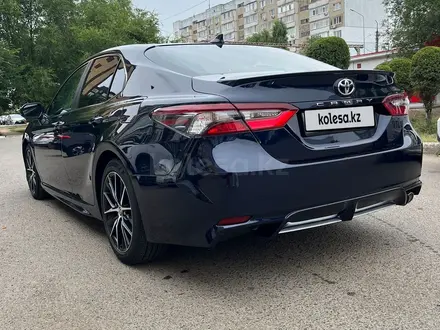 Toyota Camry 2021 года за 13 500 000 тг. в Уральск – фото 7