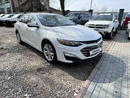 Chevrolet Malibu 2018 года за 9 188 000 тг. в Алматы – фото 2