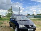 Volkswagen Sharan 2001 годаүшін3 500 000 тг. в Уральск