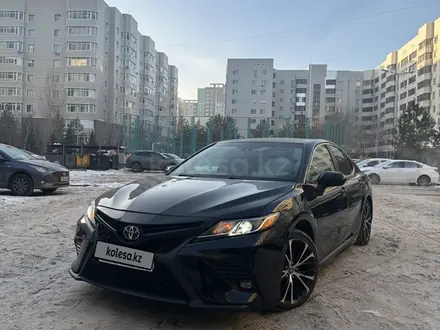 Toyota Camry 2017 года за 10 400 000 тг. в Астана