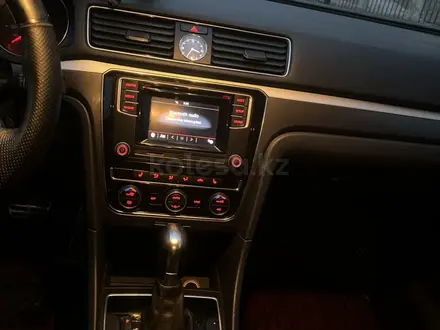 Volkswagen Passat 2016 года за 5 000 000 тг. в Алматы – фото 13