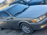 Toyota Camry 2000 года за 3 200 000 тг. в Караганда – фото 2