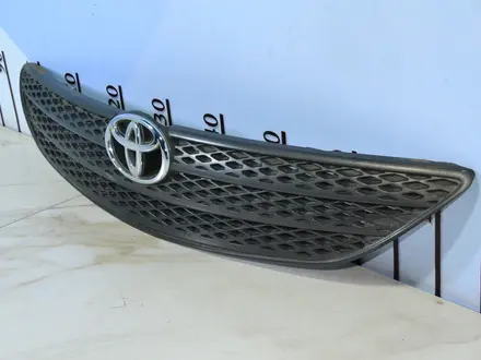 Решетка радиатора Toyota Camry XV30 за 15 000 тг. в Тараз – фото 2